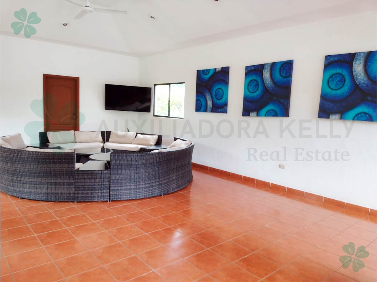 CON CASA CLUB Y PISCINA