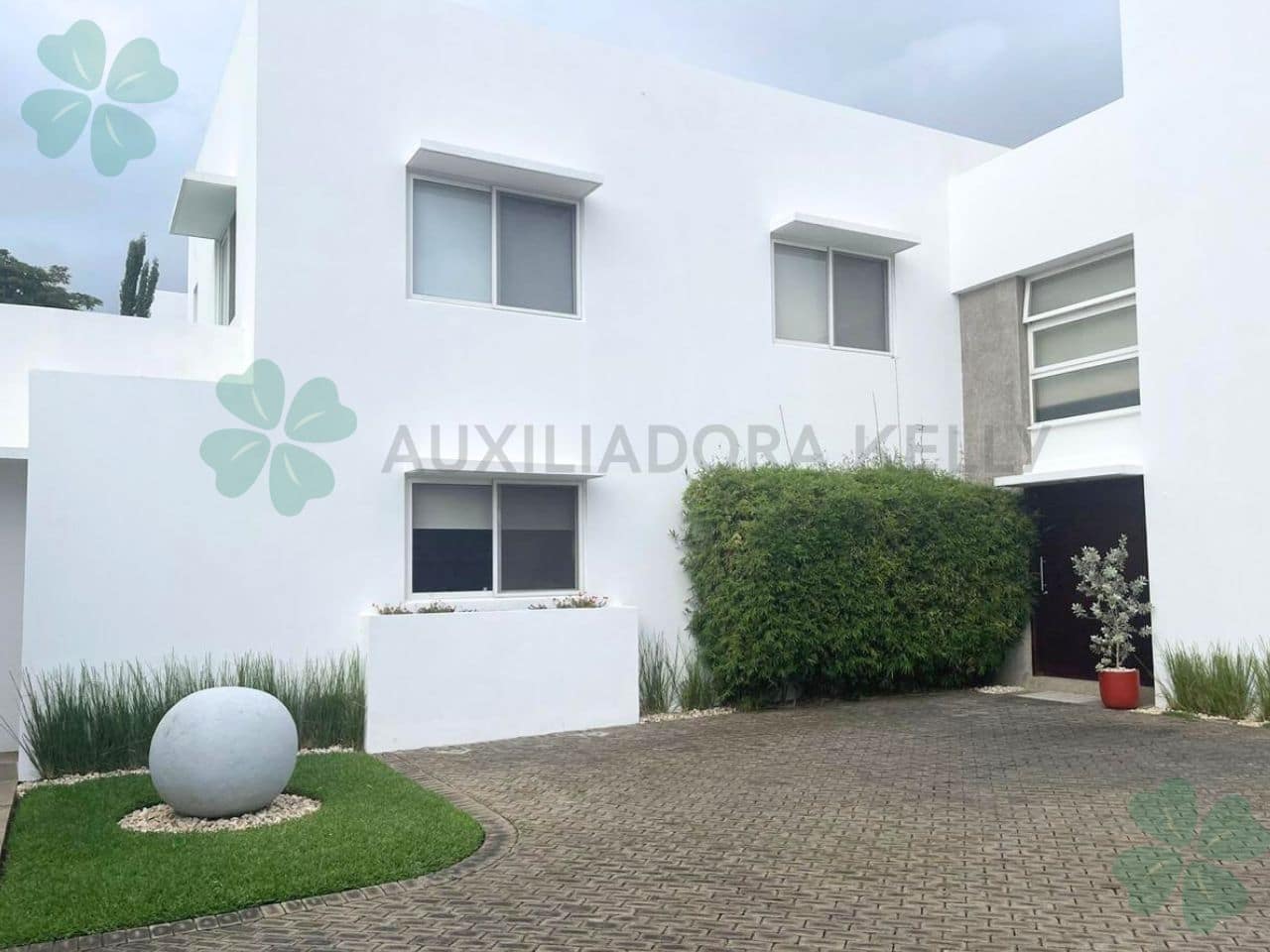 En venta o renta moderna casa en Mirador Santo Domingo