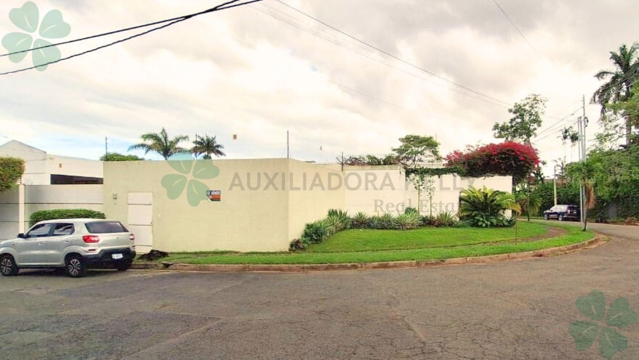 En venta casa esquinera en Los Robles