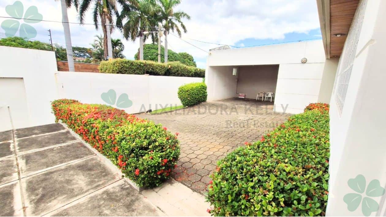 En venta casa esquinera en Los Robles