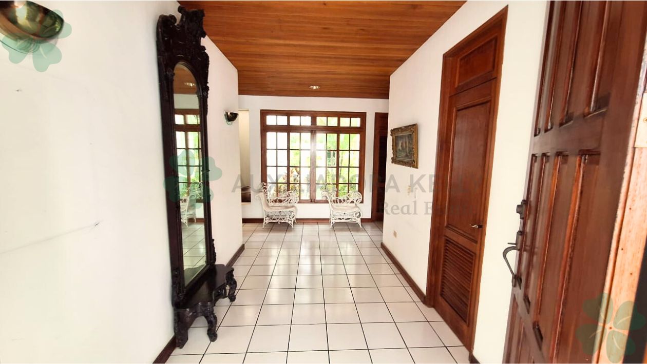 En venta casa esquinera en Los Robles