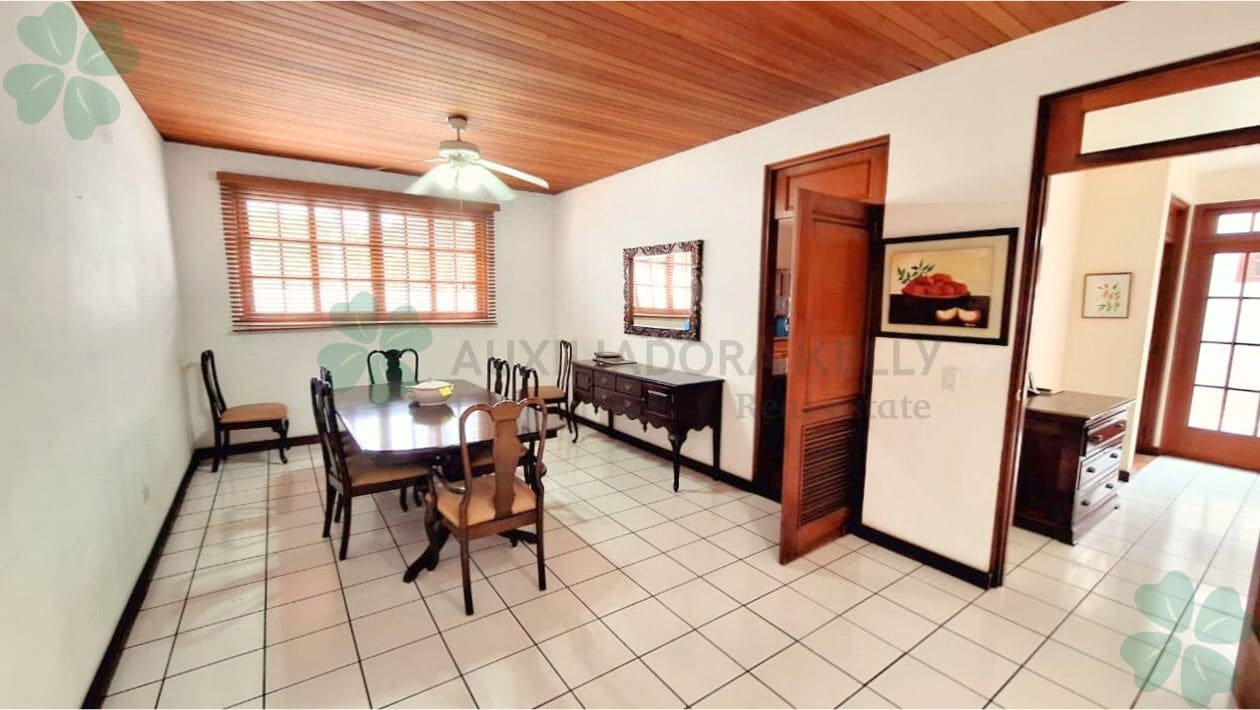 En venta casa esquinera en Los Robles