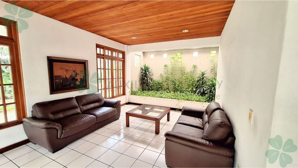 En venta casa esquinera en Los Robles