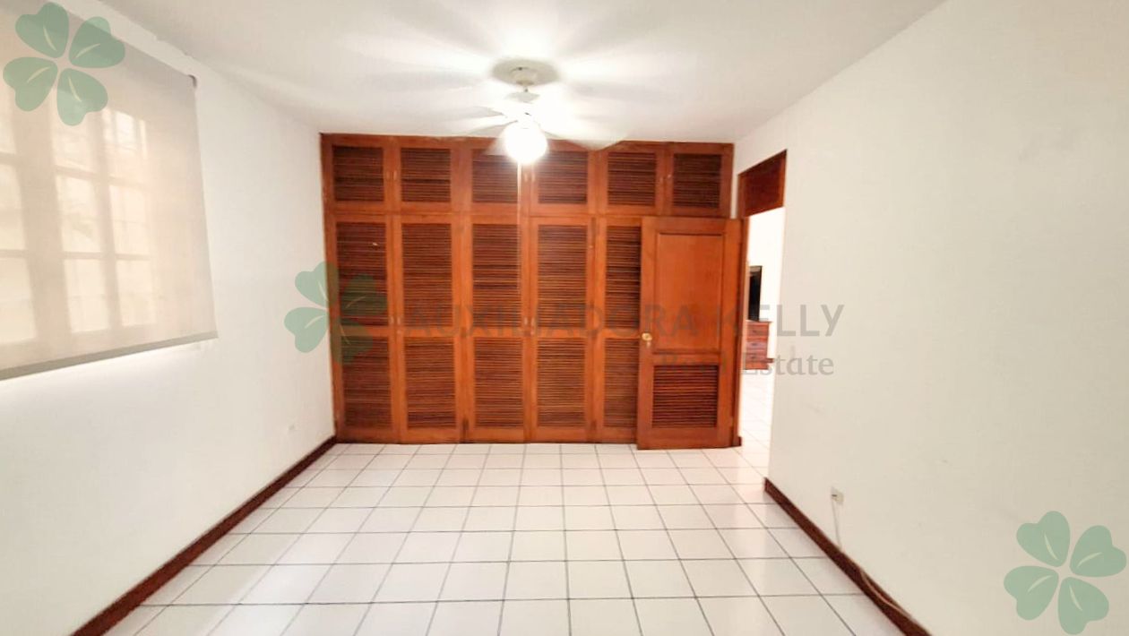 En venta casa esquinera en Los Robles