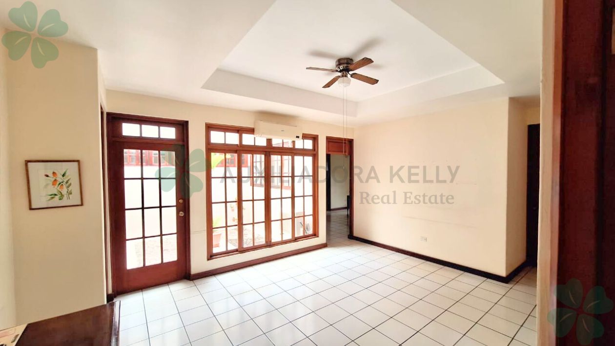 En venta casa esquinera en Los Robles