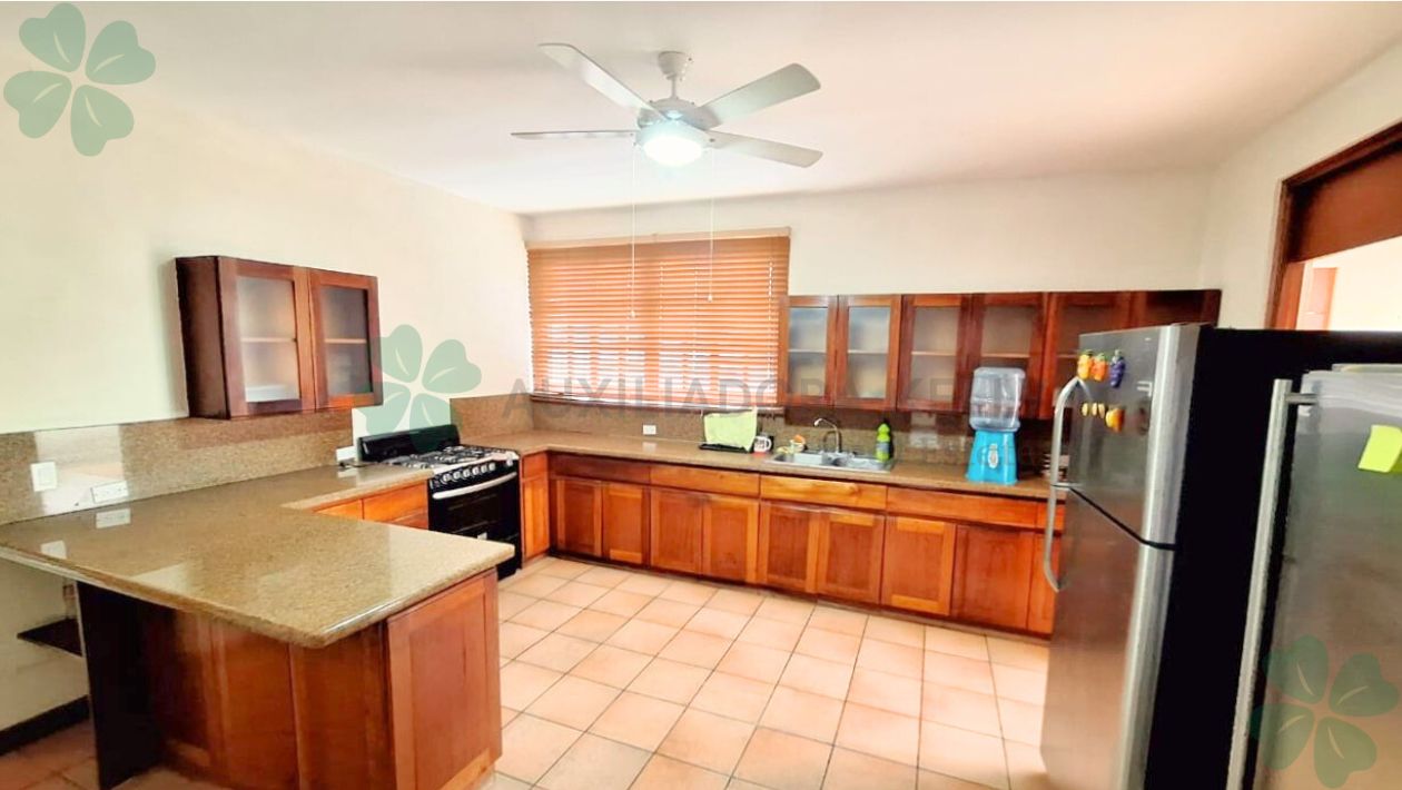 En venta casa esquinera en Los Robles