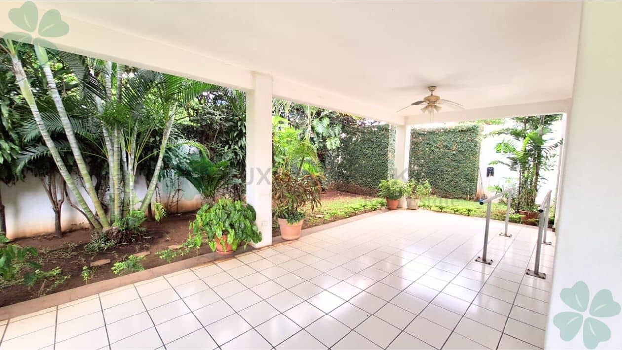 En venta casa esquinera en Los Robles