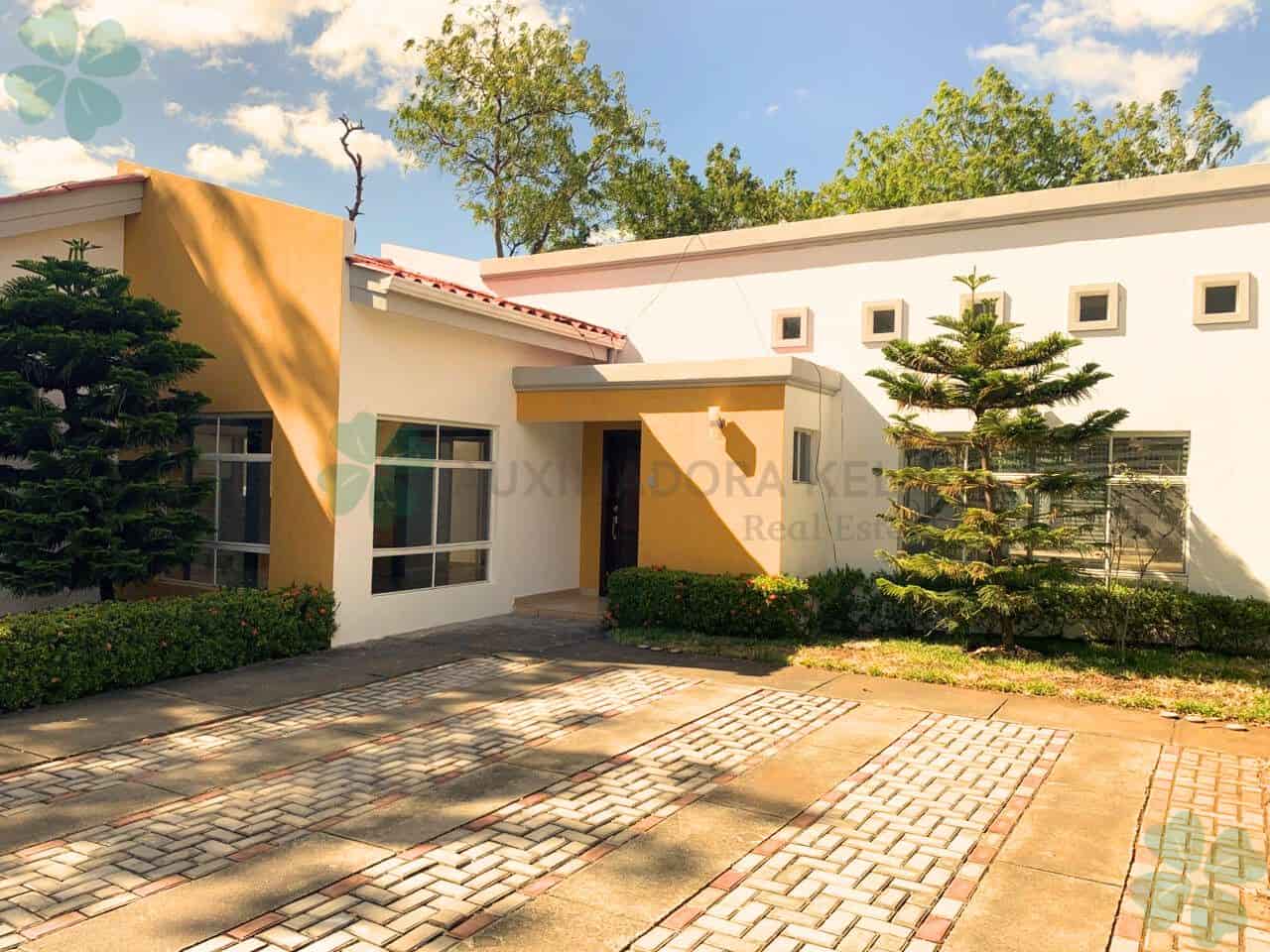 En renta linda casa en sector de pista Jean Paul Genie