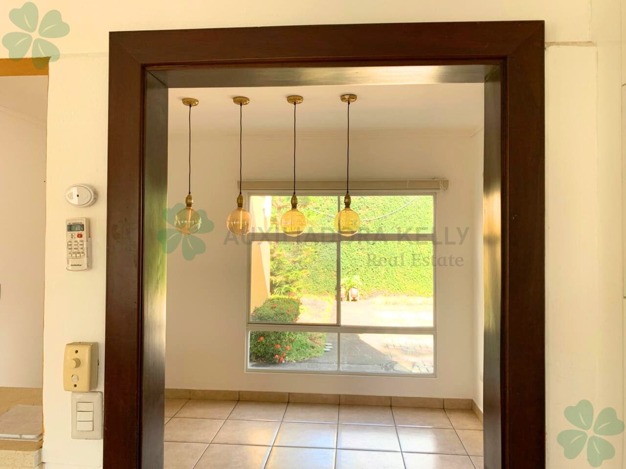 En renta linda casa en sector de pista Jean Paul Genie