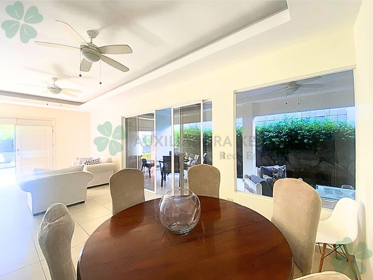 Bonita casa en renta en sector de las Cumbres